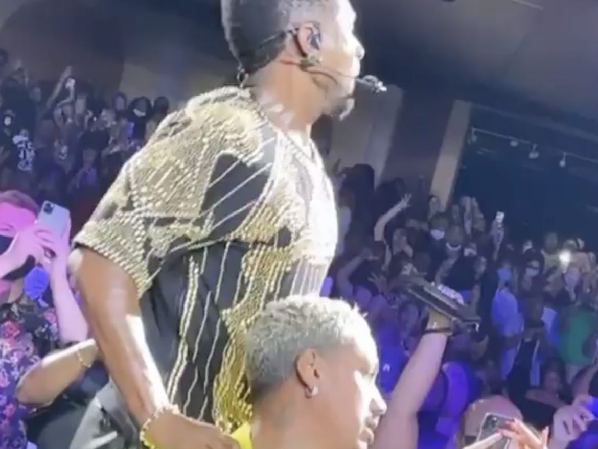 Amber Rose’s Bae AE Becomes Usher’s Perfect Concert Prop – SOHH.com