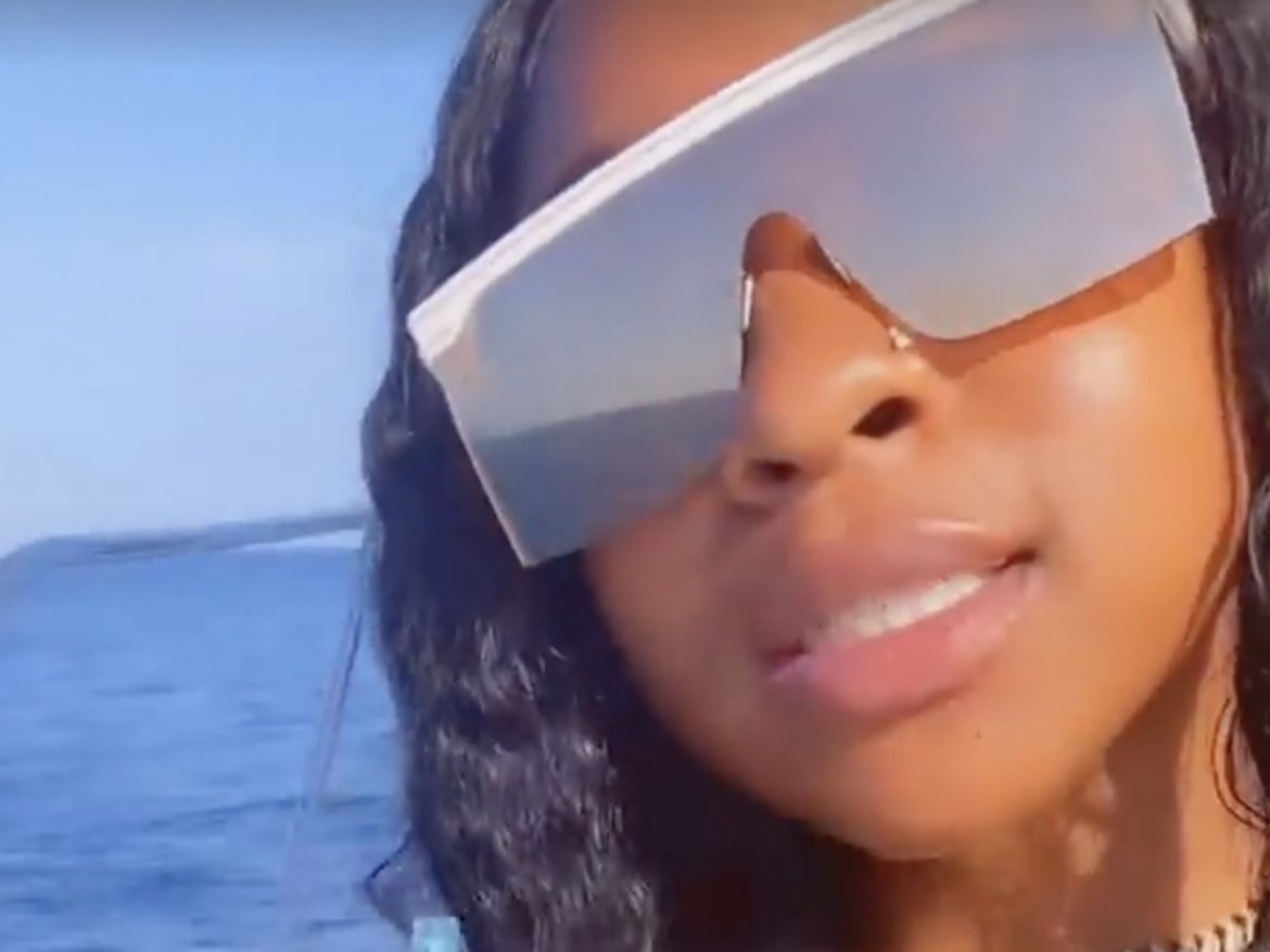 Lil Wayne’s Daughter Bodies These 6 Boat Pics – SOHH.com