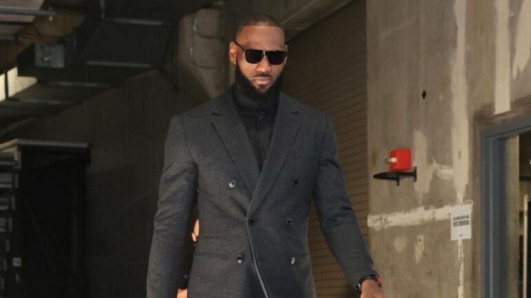 LeBron James Becomes First Active NBA Player to Earn  Billion